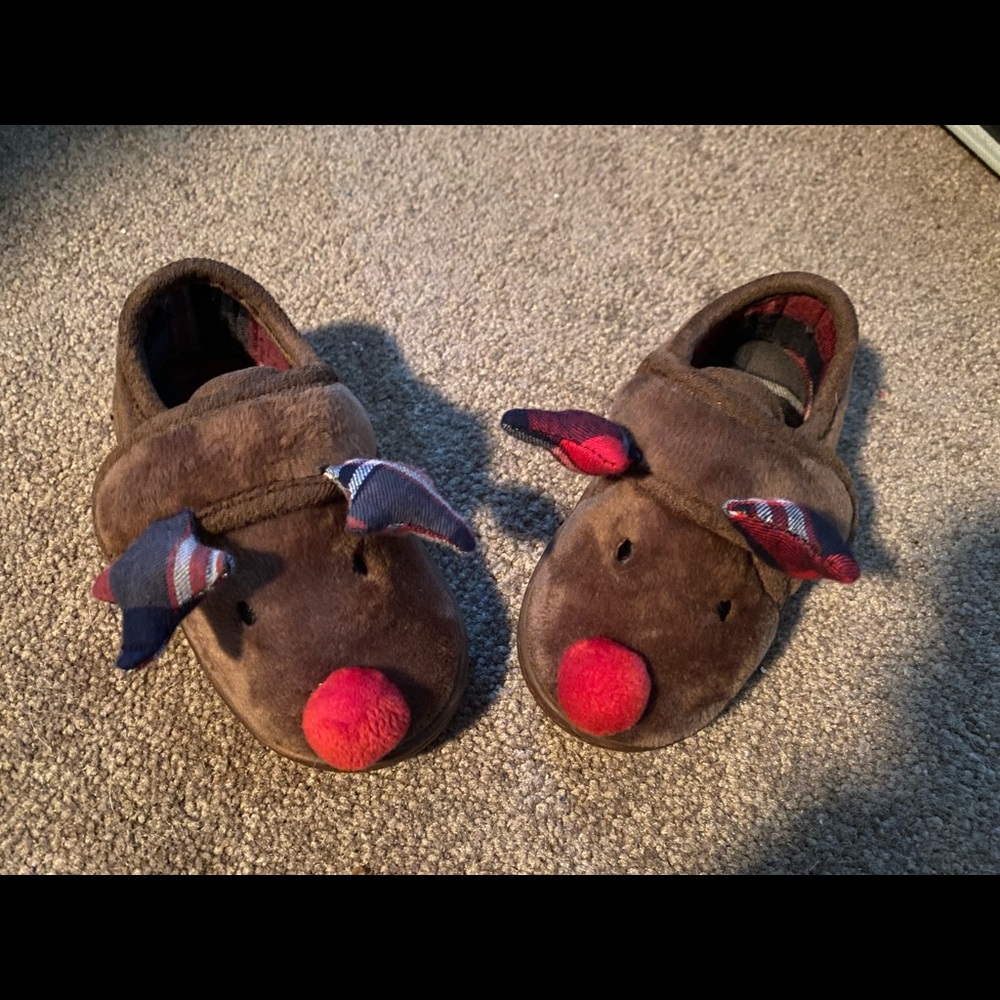 Toddler Boys reindeer slippers size 4-5, barely worn.